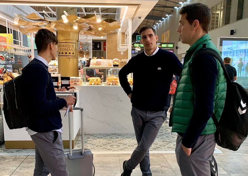 Jugadores del Elche en el aeropuerto antes de partir hacia Gijón / Elche C.F. Twitter